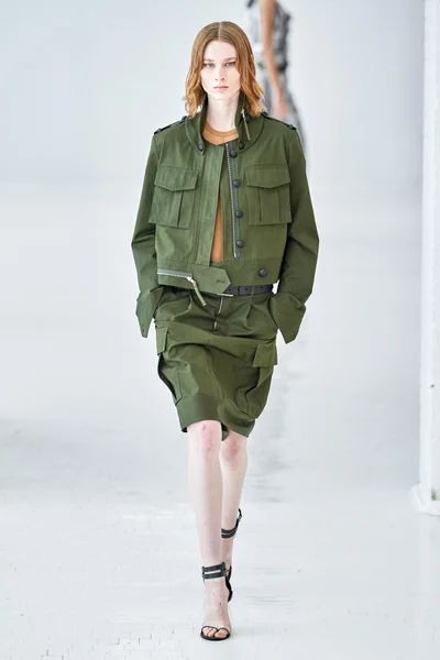 Look 16